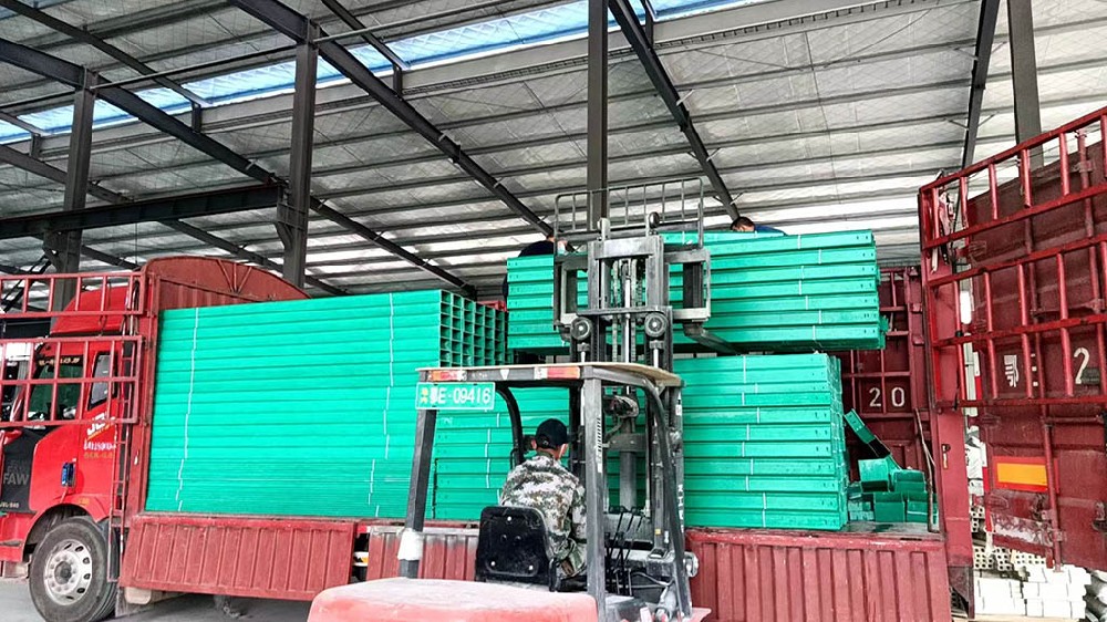 玻璃鋼橋架比熱鍍鋅橋架哪個(gè)好？